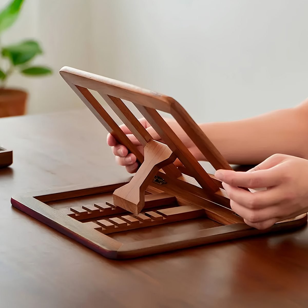 Comment rehausser son ordinateur portable avec un support réglable.